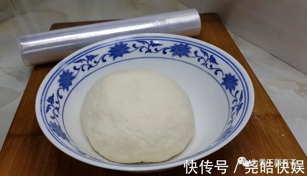 1袋牛奶,4勺面粉,不用一滴水,个个金黄酥脆,出锅孩子都抢着吃