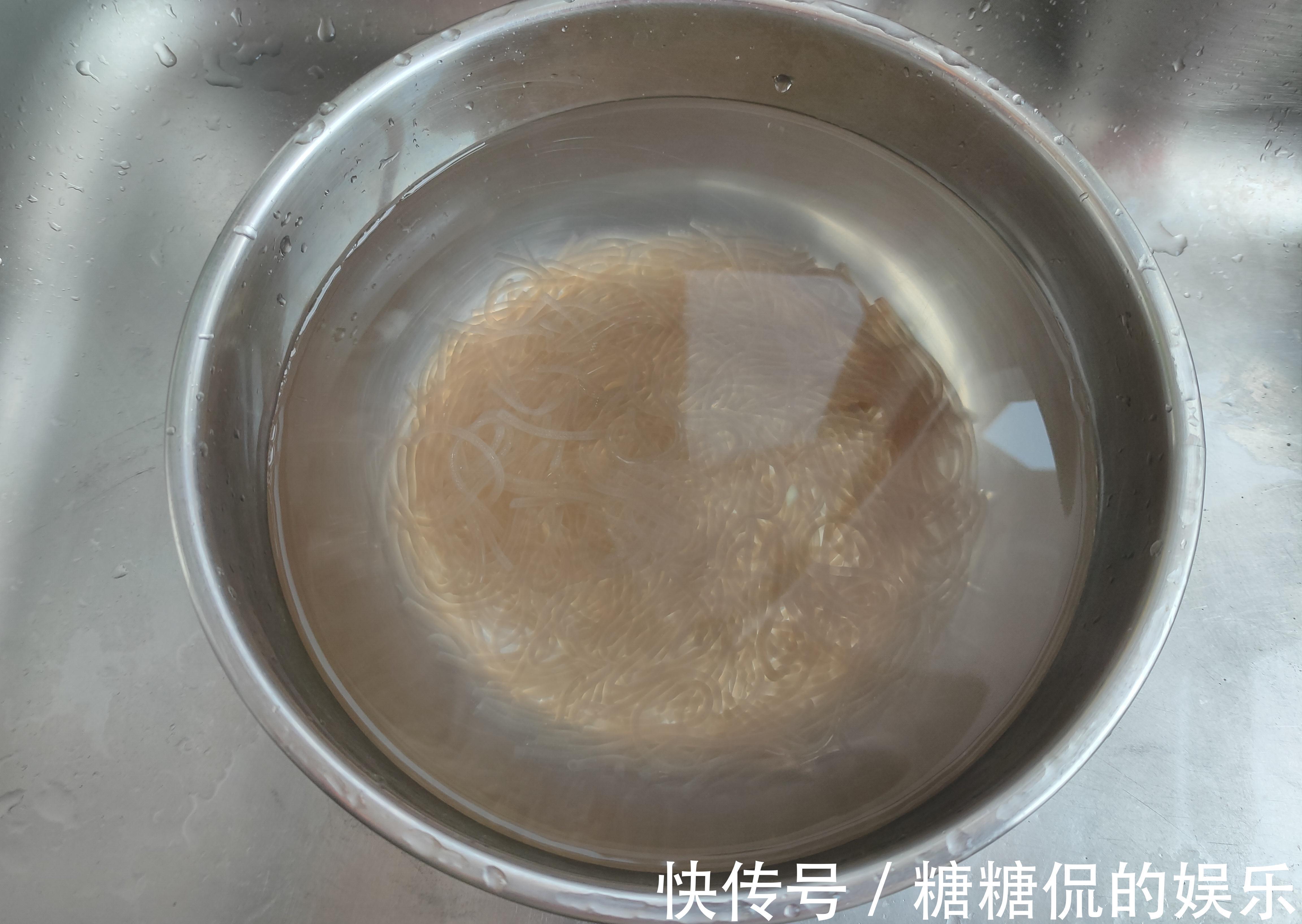 简单快手的黄豆芽炒粉条，鲜美下饭，做法简单，厨房小白也能做