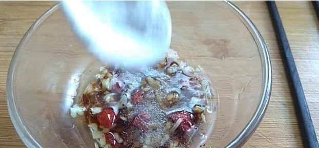  松花蛋|鸡蛋吃腻了，试试这样做一次，比松花蛋都好吃，做法超简单