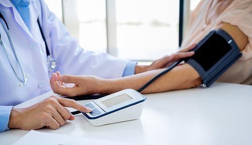 灌注|一个人的正常血压是多少，50岁以后出现三个标志，提示高血压来了