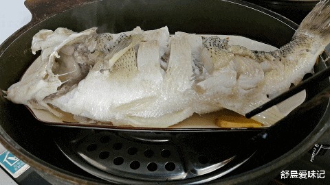  清蒸鱼，不要上来就放盐，教您小妙招，鲜嫩多汁，不柴也不腥