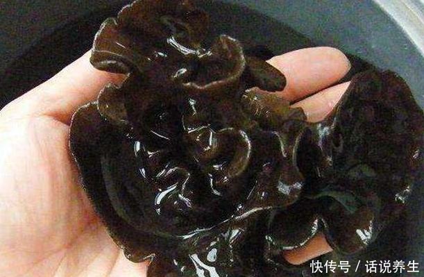 泡木耳不要只用水,学会这一招,1分钟就能泡发,木耳又大又软