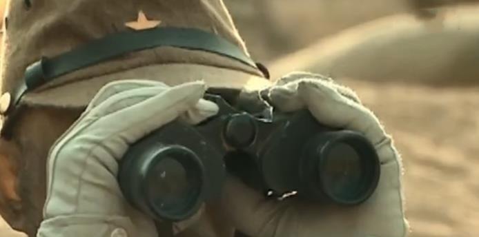 《亮剑》中的穿帮镜头，日本军官死而复生，战争年代惊现面包车！