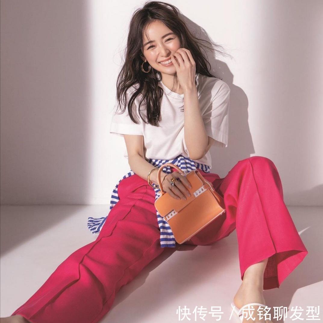 白色t恤|不管多大年纪,学会“白T恤+彩色下装”减龄搭配公式,谁穿都时髦