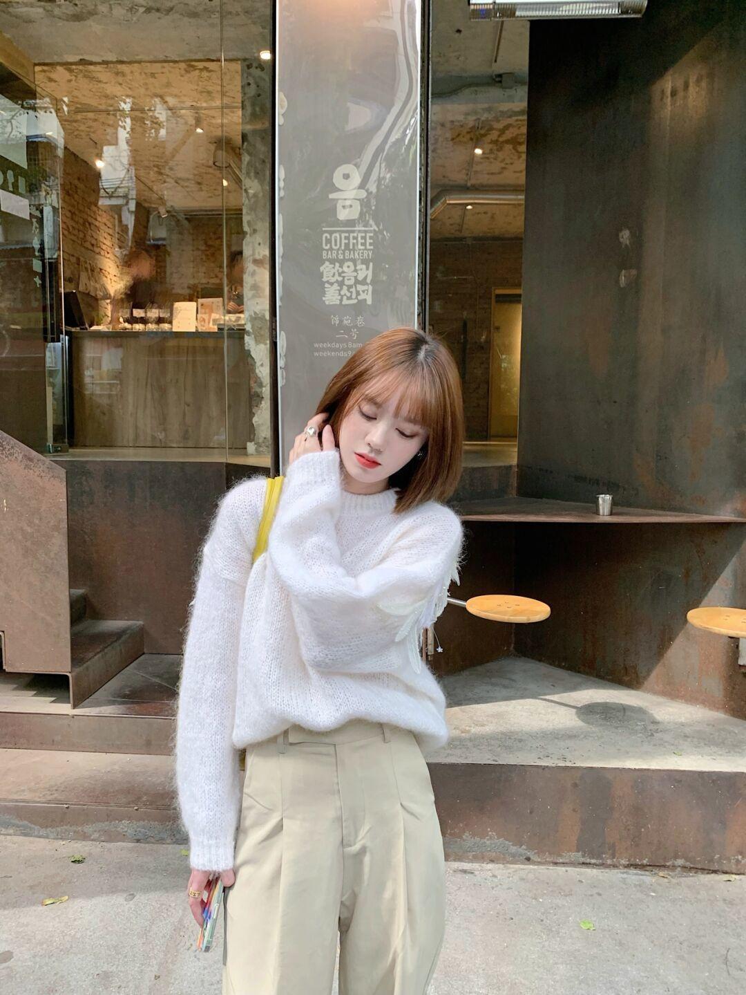 穿搭 秋冬,一件条纹衬衫让你美出新高度,搭配白色直筒裤,高级又洋气