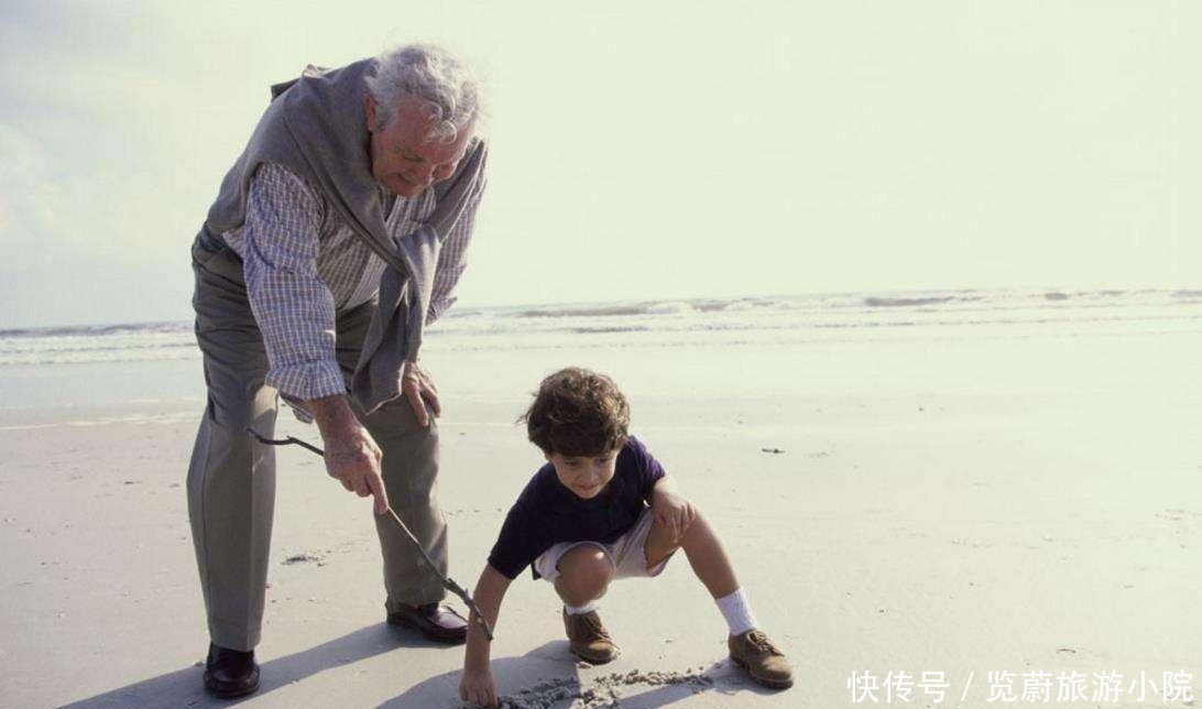 宝宝|外婆跳舞带上外孙,2岁萌娃舞姿娴熟,成为广场舞C位