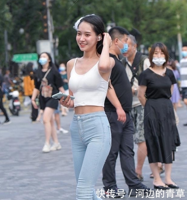 匀称的女|时髦女孩任性,穿牛仔裤配吊带,演绎青春个性之美