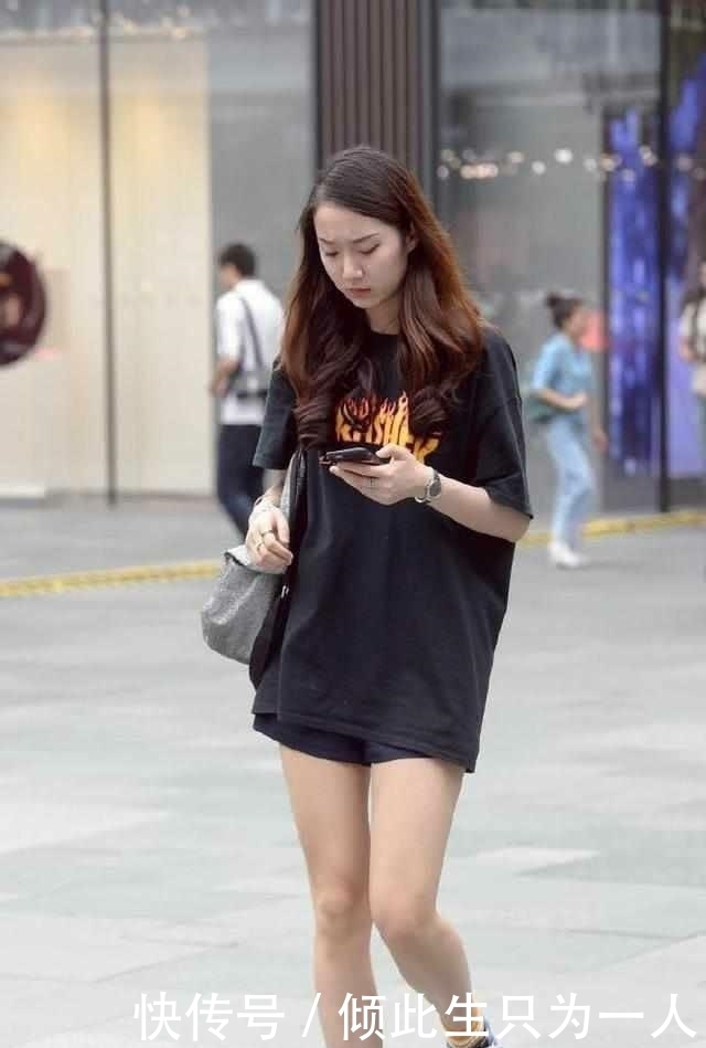 街拍：女孩儿穿一字肩上衣搭宽版牛仔裤，简约搭配让气质更加优雅