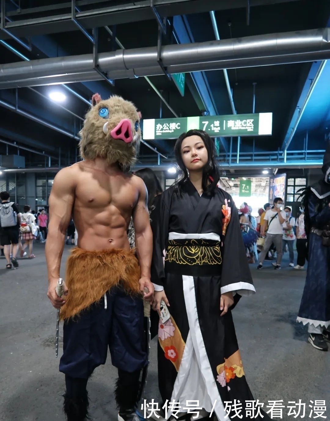 荷尔蒙|漫展黝黑筋肉男火了短发天菜体育生小钢砲,这身腱子肉绝了