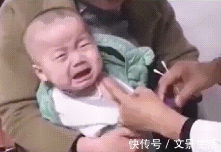护士|宝宝打针作势要哭,看到漂亮护士姐姐之后笑脸相迎,网友小伙子有前途