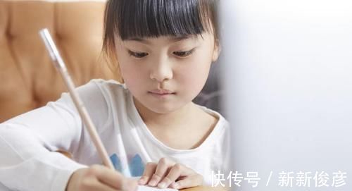 老师|9岁男孩写“印刷体”,网友怒赞当代王羲之,老师却说:影响成绩