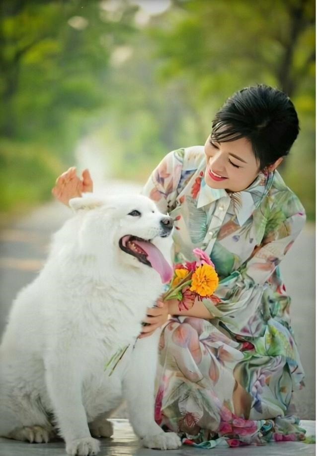 著名主持人周涛真会穿，一袭印花连衣裙清新浪漫，端庄知性