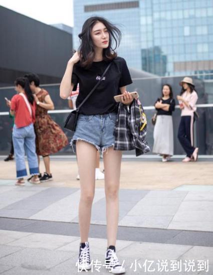 黑色|黑色短袖搭配蓝色牛仔裤,清爽自然,活泼可爱