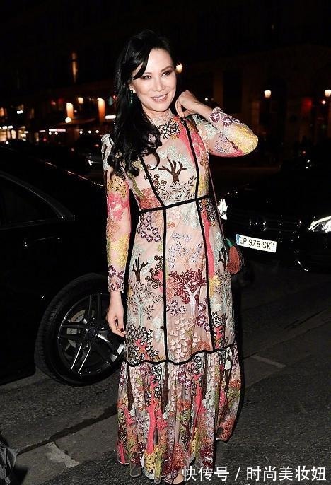 身材|被52岁邓文迪身材折服,穿芭比粉吊带裙不见一丝赘肉,太惊艳了