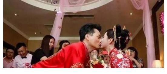 央視春晚|他因參加《星光大道》走紅，二婚娶“師妹”，如今過(guò)得幸福美滿！