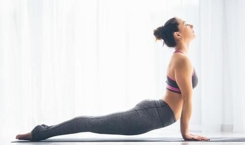 瑜伽呼吸法|4个瑜伽动作,每天花30分钟练习,改善身体机能,50岁不显老