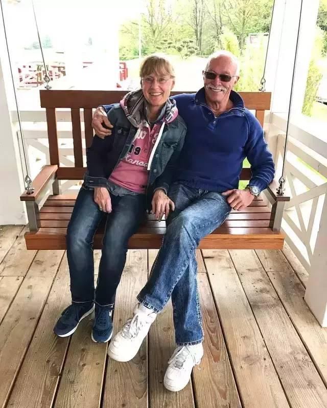 爷爷|76岁肌肉爷爷人老魅力大身边美女如云,还带小情人健身