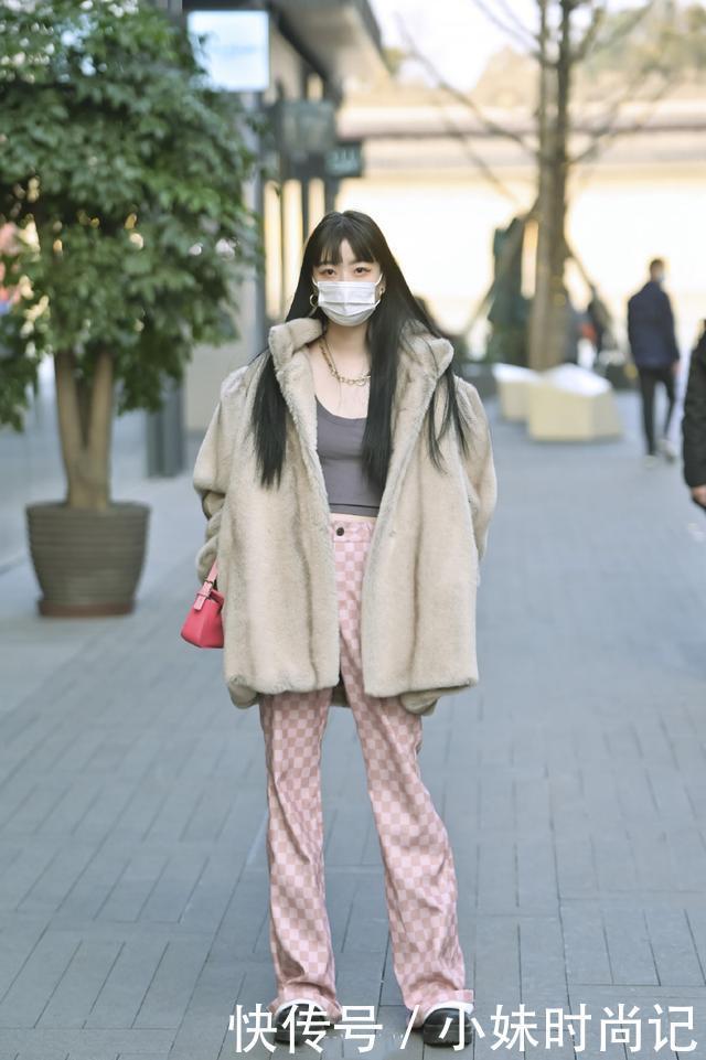 上衣|要想穿搭更前卫,不要只穿单调的单色裤,纹理裤搭配更时尚