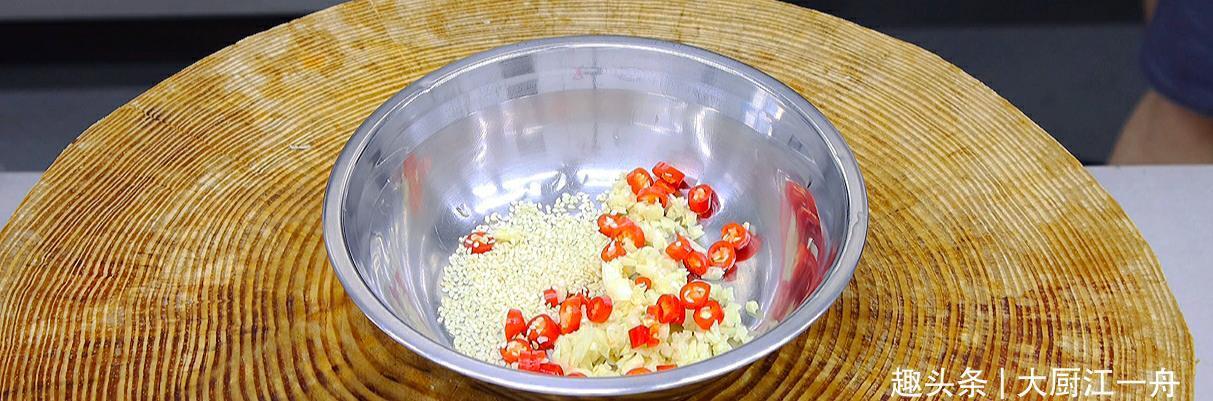 小米辣|茄子不要直接下锅炒啦，教你新吃法，鲜香入味不油腻，好吃又解馋