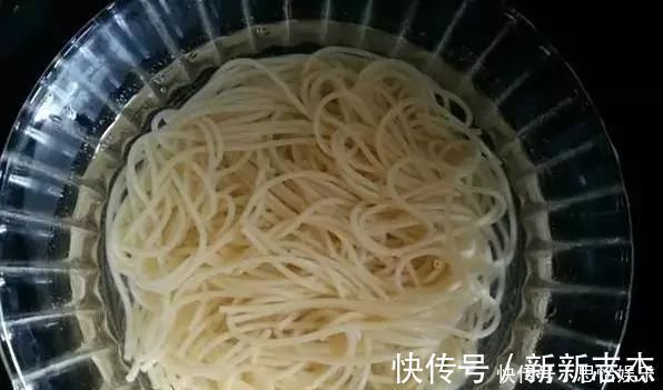 挂面|挂面别再煮着吃了，一点味道都没有！打个鸡蛋做成饼，味道好极了