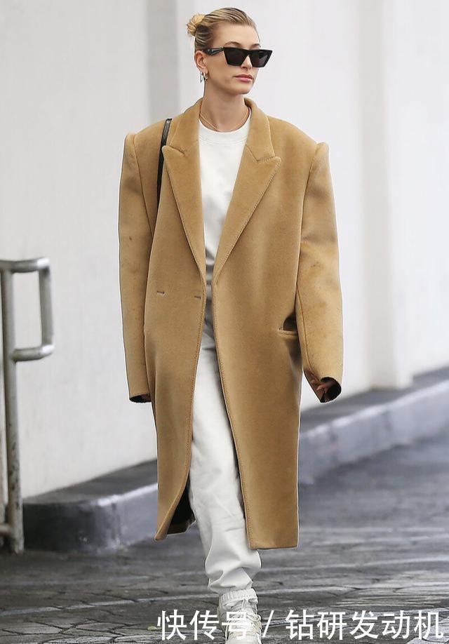 驼色大衣的5种经典穿法，温柔还高级，这个秋天要温度也要风度