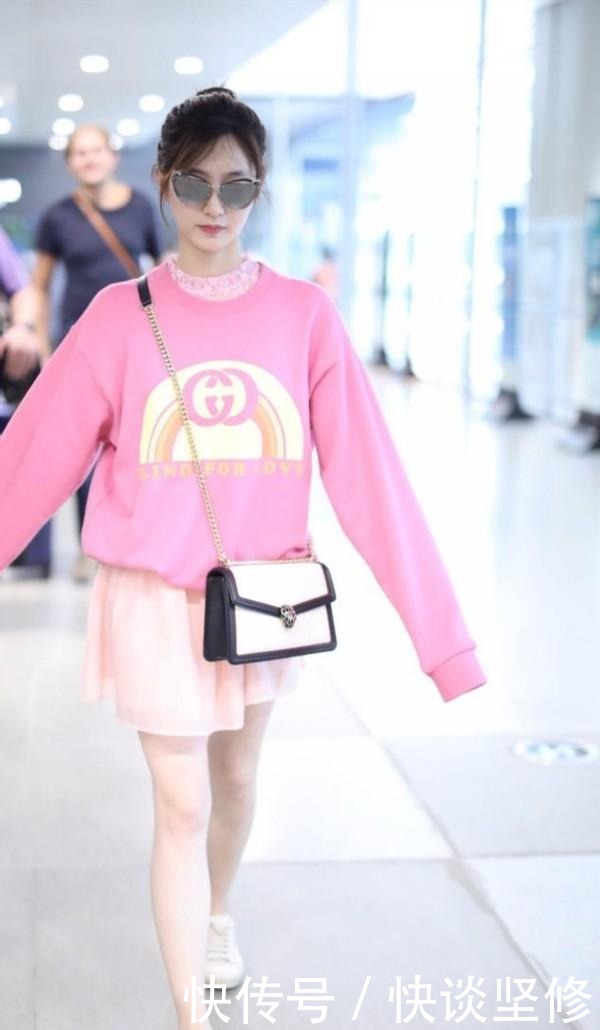 这才是早春流行的穿搭:“卫衣+半身裙” , 显高显瘦又不拖沓