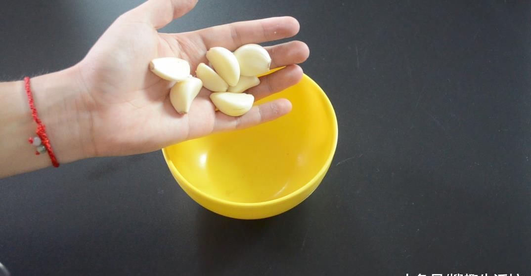 擀饺子皮|擀面杖上套一个塑料瓶, 放在厨房太实用了, 解决了很多人的烦恼