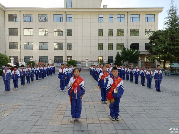 和谐|庆华小学举行“创建文明学校，构建和谐校园”主题升旗仪式