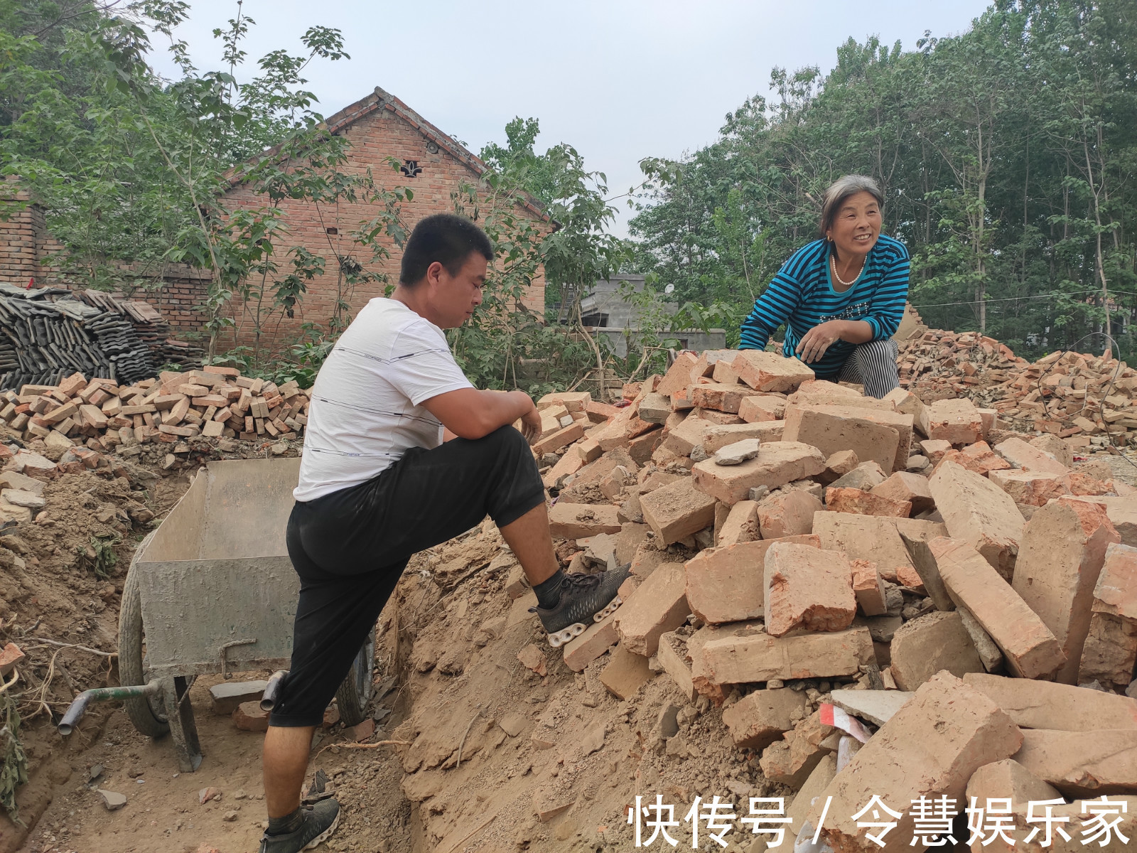 房子|城里买套房，家里还要建栋房，农村年轻人为啥对房子如此青睐