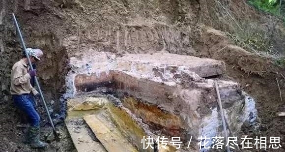 考古队@村民挖出一具800年水棺,开棺后却吓退考古队,专家大喊:有水银