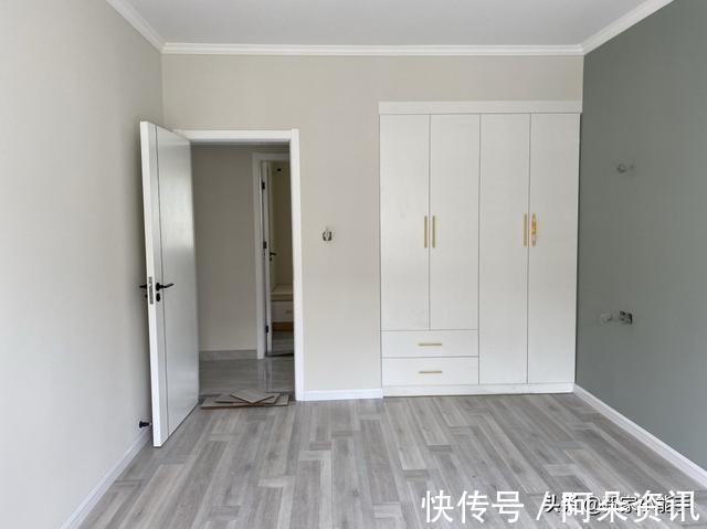 屋主|越来越流行装修不做吊顶,不做电视墙,看她家,全屋极简又耐看