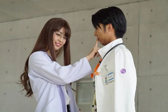 车车|假面骑士:车车客串吃瘪刚的后宫婚,铠武主题运动鞋亮相