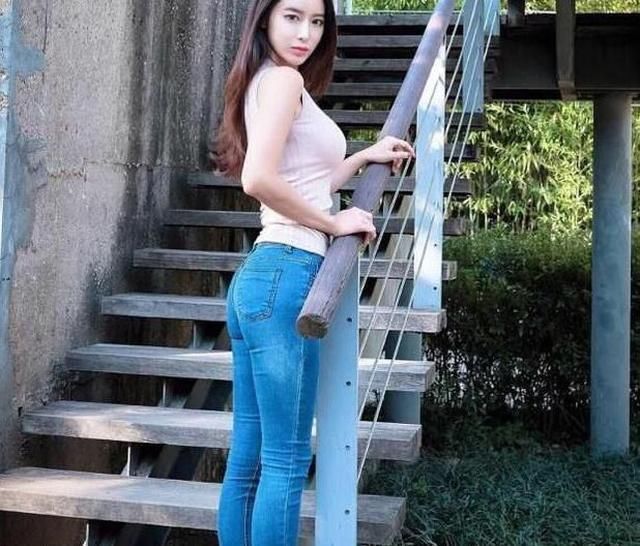 紧身牛仔裤|身材纤细的牛仔裤美女,突显魅力小蛮腰,真迷人