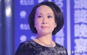 易中天调戏女主持，拥抱亲吻毁人三观，百家讲坛走红的他飘了