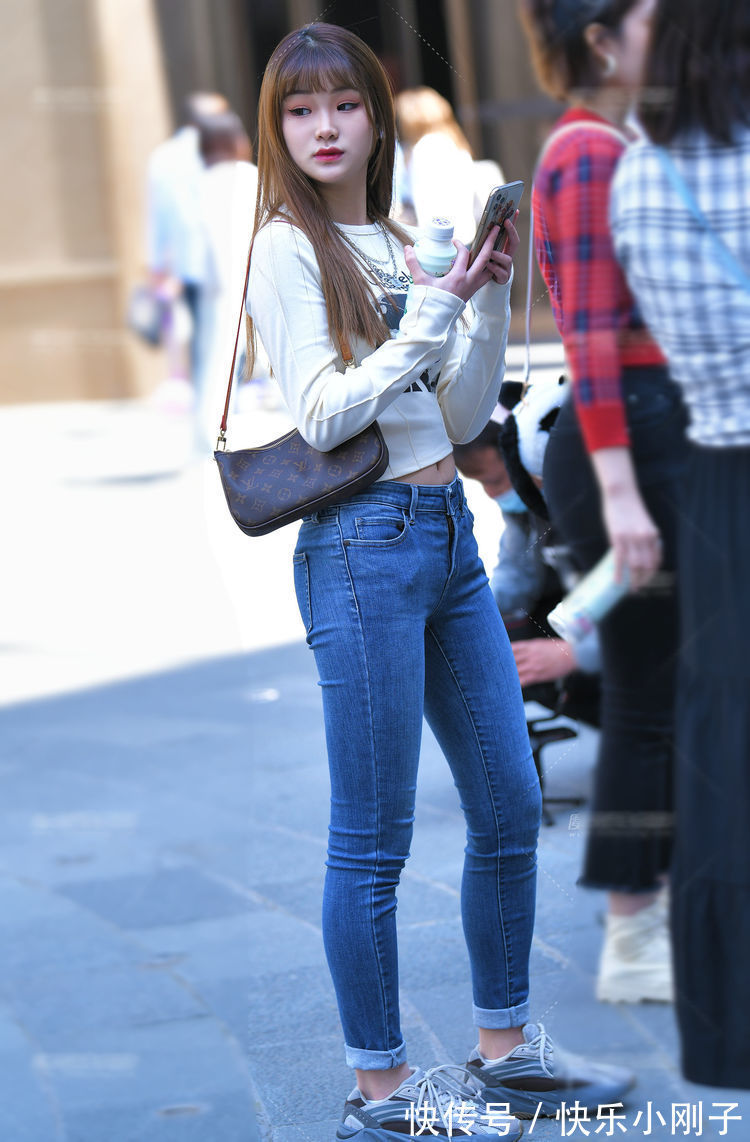 体恤 牛仔裤搭配白色体恤,简单随便,非常漂亮