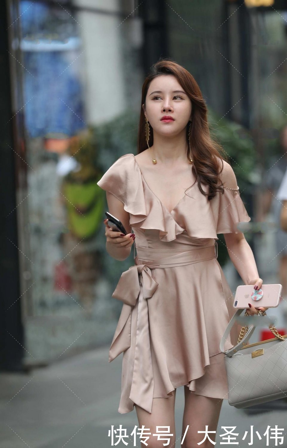 长裙|美女街拍:妈妈非常喜欢,落肩袖长裙超美,终于有人代替她在家做家务活了