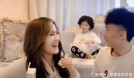 萌娃|“最腻歪夫妇”在娃面前秀恩爱火了,萌娃被气得频出“金句”
