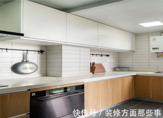 三居室|105平简约原木三居室,工作台前面的墙加了隔板做展示