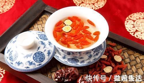 延缓衰老|枸杞早上吃和晚上吃哪个好?每天吃多少粒最佳?怪不得一直吃没效