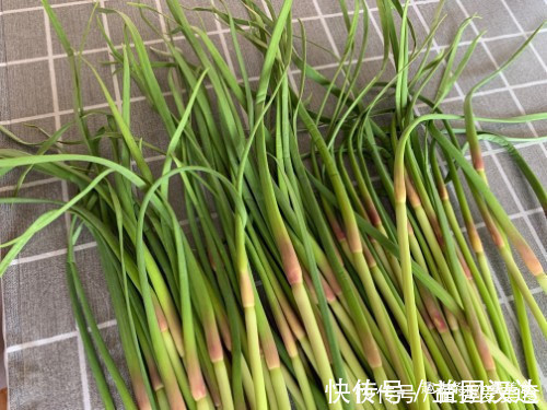 买蒜苔,要分清“红帽”和“黄帽”,区别挺大,买错难吃还费钱