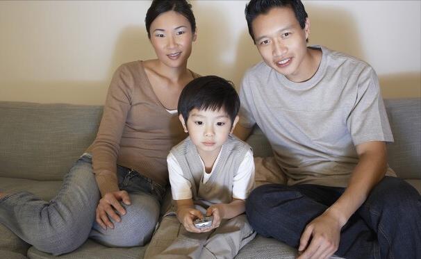 看电视|真以为孩子那么喜欢看电视?换个角度看,孩子真的很“可怜”