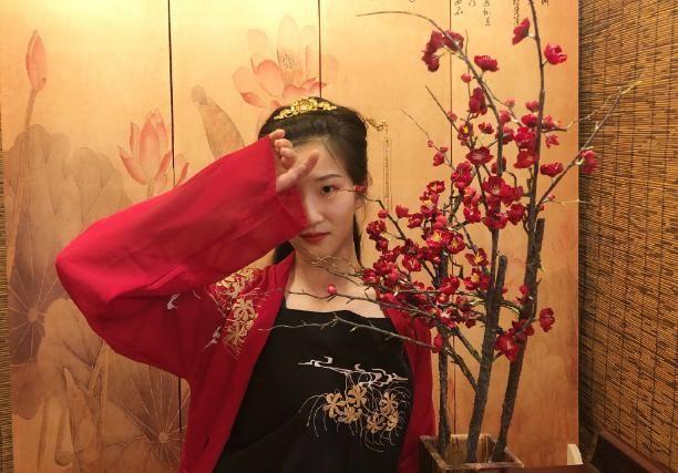 官宣恋情|又一女排姑娘官宣恋情,背靠在男友怀中笑容甜美,曾是朱婷好搭档