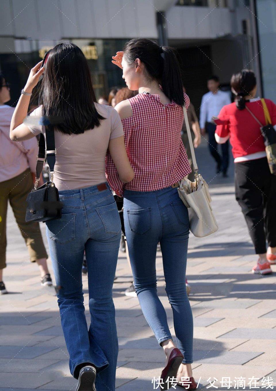 牛仔裤|街拍:2闺密逛街,牛仔裤配上单鞋,既舒适百搭,显青春活力