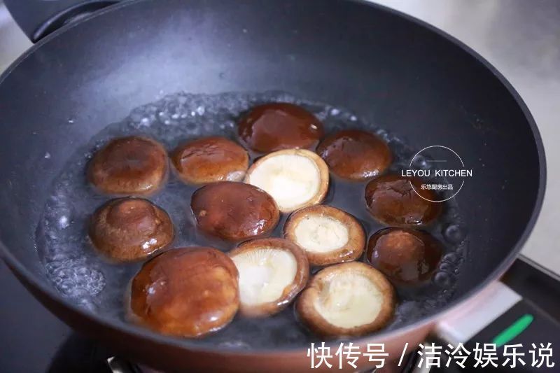 在家做馅饼,和面很重要,照着做馅饼皮薄馅大,放凉了也软软的