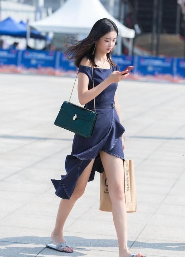  秀色可餐|街拍：秀色可餐的美女，一件白色背心配浅色短裤，青春活力气息