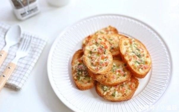  上班族的快捷早餐，简单“暴力”的蒜香芝士法棍，解馋抗饿两不误