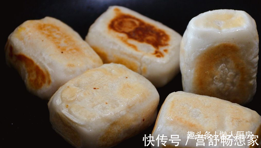 爆浆|年糕不用买,撒点糯米粉,加点热水自己做,咬一口,还会爆浆