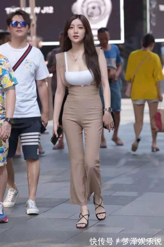 长裤 小情侣逛街,女孩白色吊带搭配卡其色长裤,清爽有魅力
