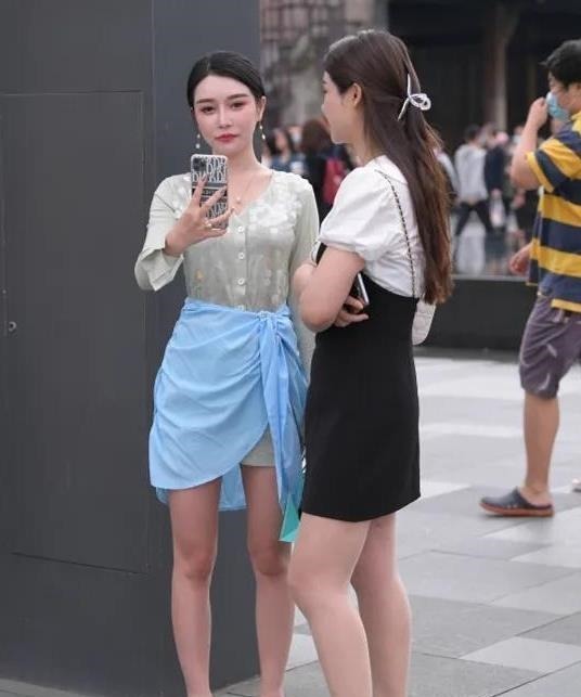 衣饰 美女一看就不是普通人，气场十足，不亏为名门贵族的千金大小姐