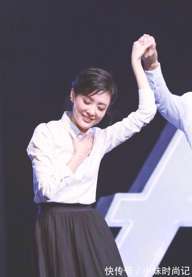 半身裙 周涛这气质感实在罕见!简单的白衬衫+半身裙,能穿出满满高级感